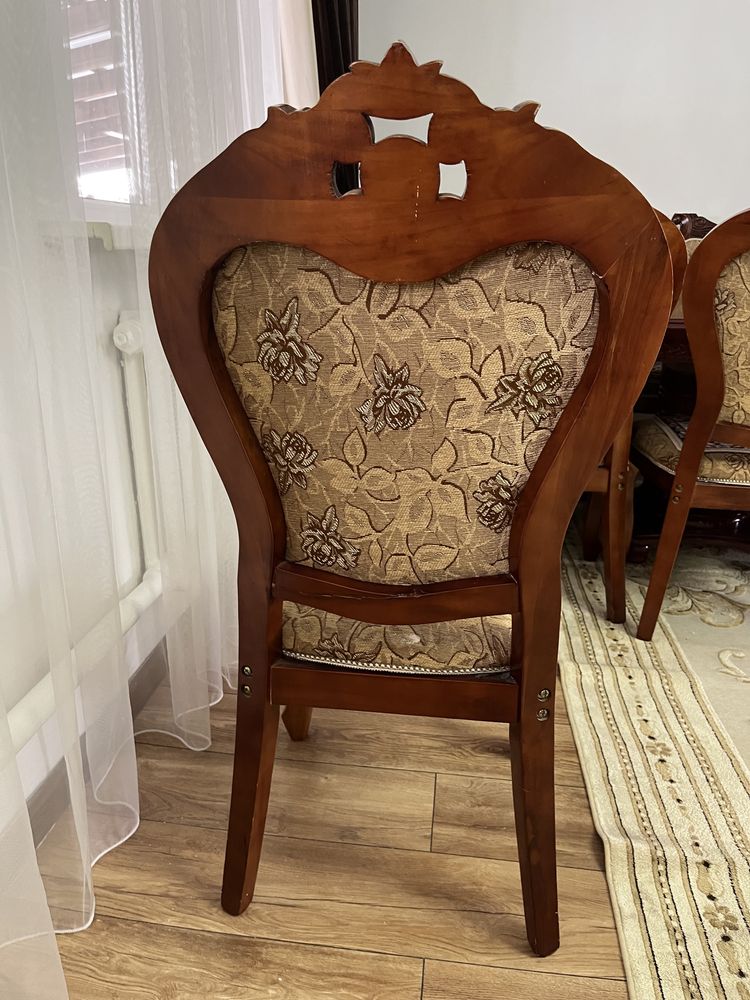 Стол со стульями + большой 2 шкаф