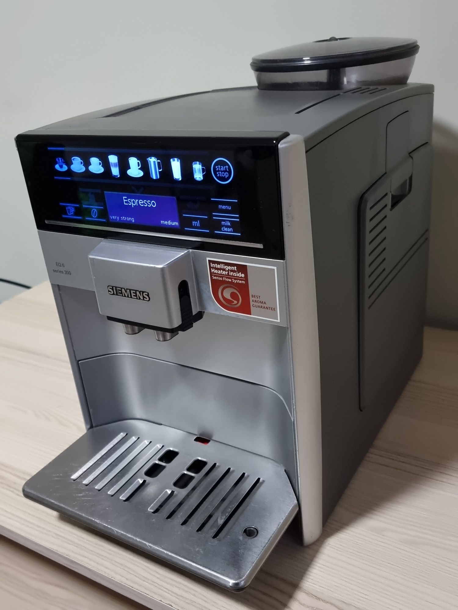 Siemens EQ.6 series 300 автоматична еспресо кафемашина.