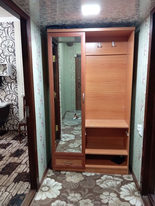 Prixoshka shkaf sotiladi.