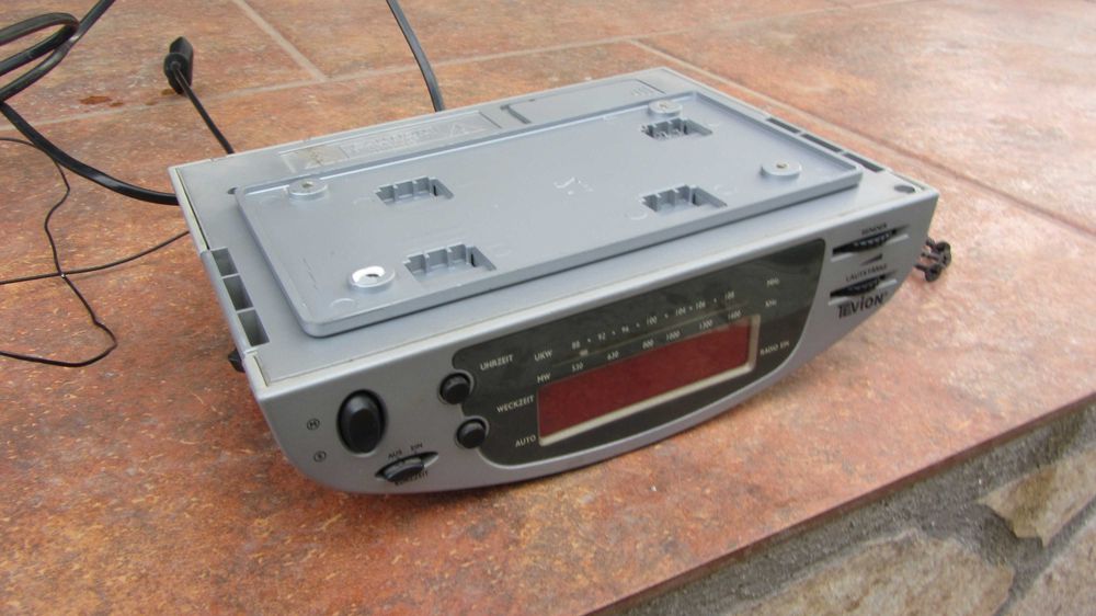 Radio cu ceas bucatarie special cu prindere corp bucatarie,polita,raft