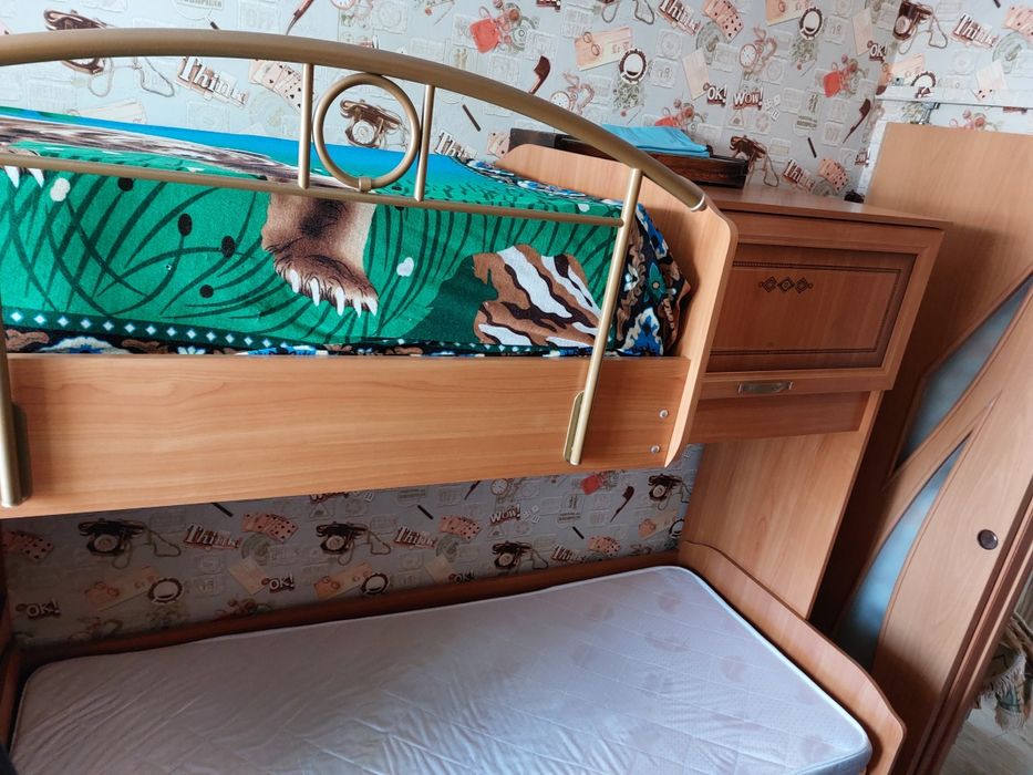 Двухъярусная кровать с полками и шкаф