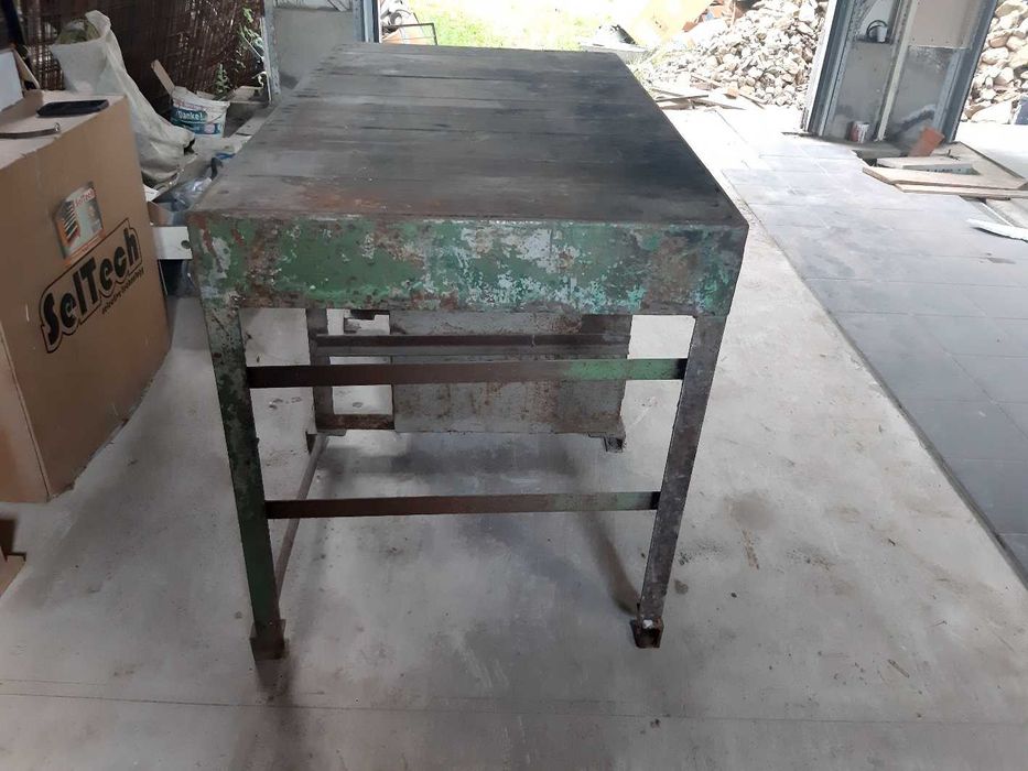 Banc de lucru si dulapuri metalice