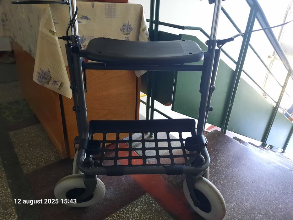Vând cărucior transportabil accidentat coloana sau bazin,