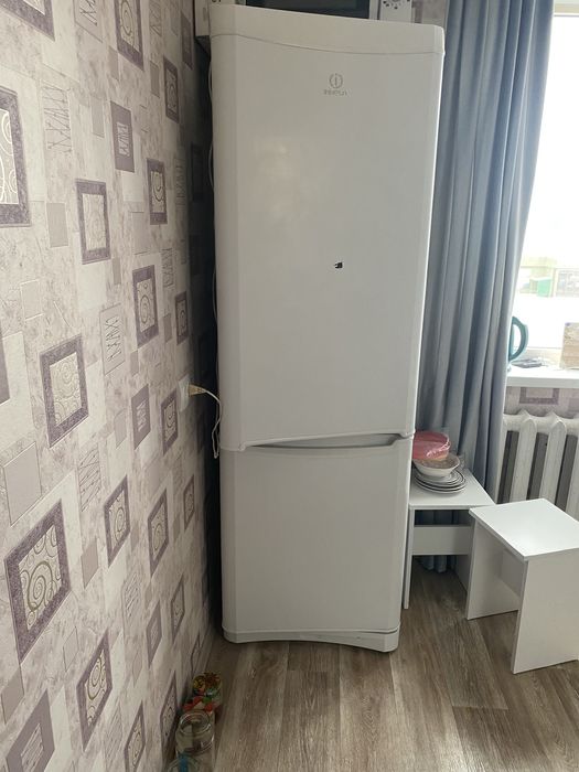 Продам холодильник Indesit