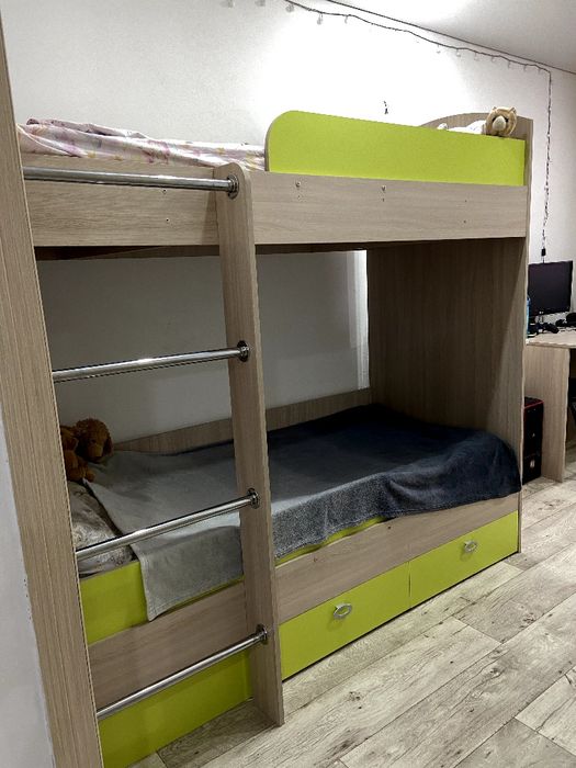 Продам двухъярусную кровать и стол письменный