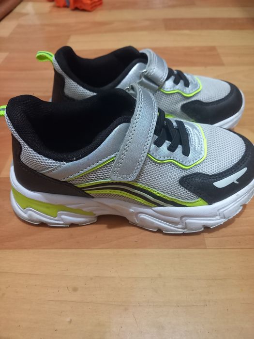 Продам детские кроссовки 30 размер