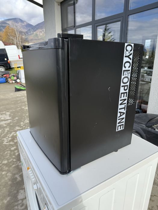 Черен минибар - малък хладилник