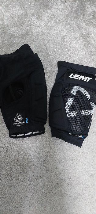 Protecții pentru genunchi Leatt