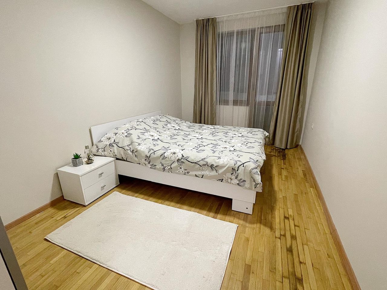 Дава се под наем Многостаен апартамент в Варна, Център - 135 кв.м за 1000 € - Снимка #3