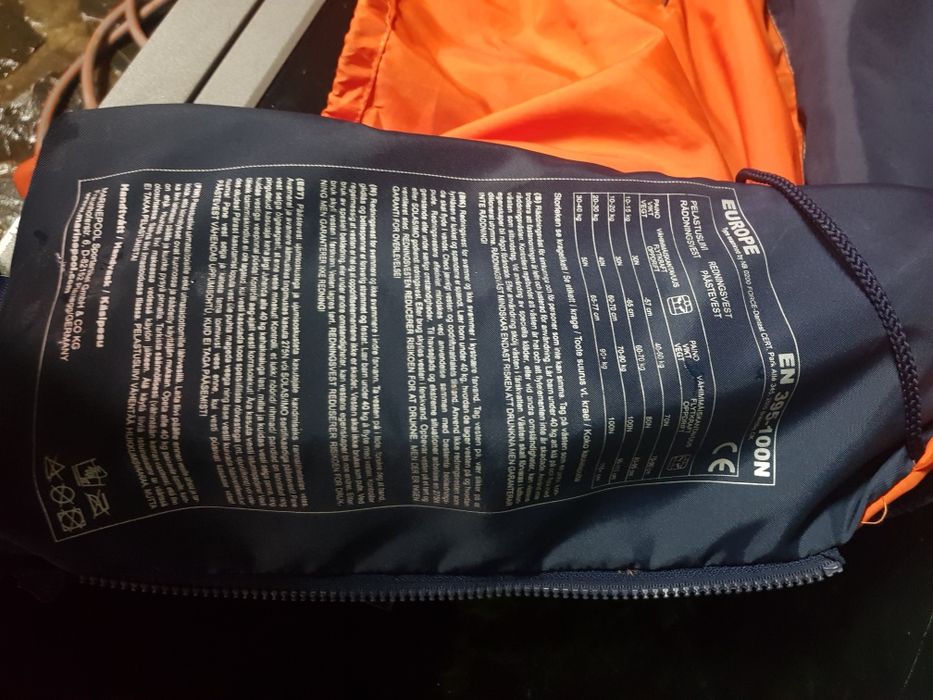 Vand vesta salvare pentru copil