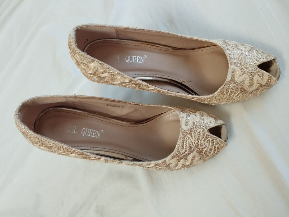 Pantofi aurii eleganti, 37