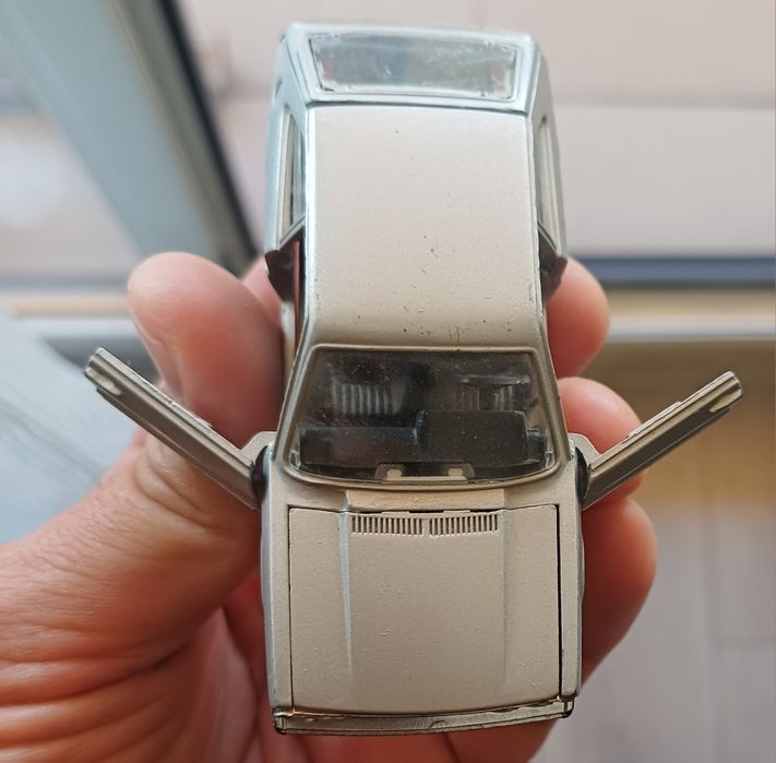 Продавам VOLKSWAGEN SCIROCCO TS - GREY MET. 1:43 -много добро състояни