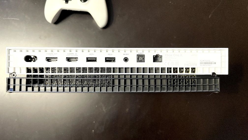 Продаю игровую приставку Xbox One X