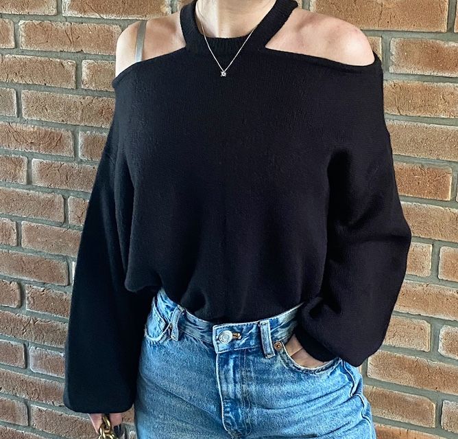 Pulover crop cu umerii goi