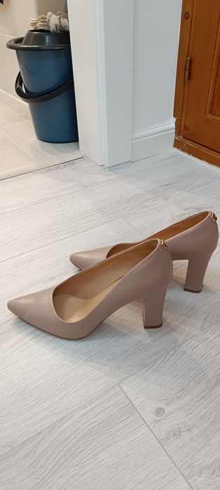 Vând Pantofi culoare bej nud
