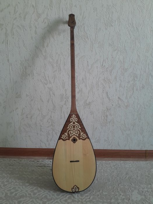 Домбыра сатылады. Продается домбра