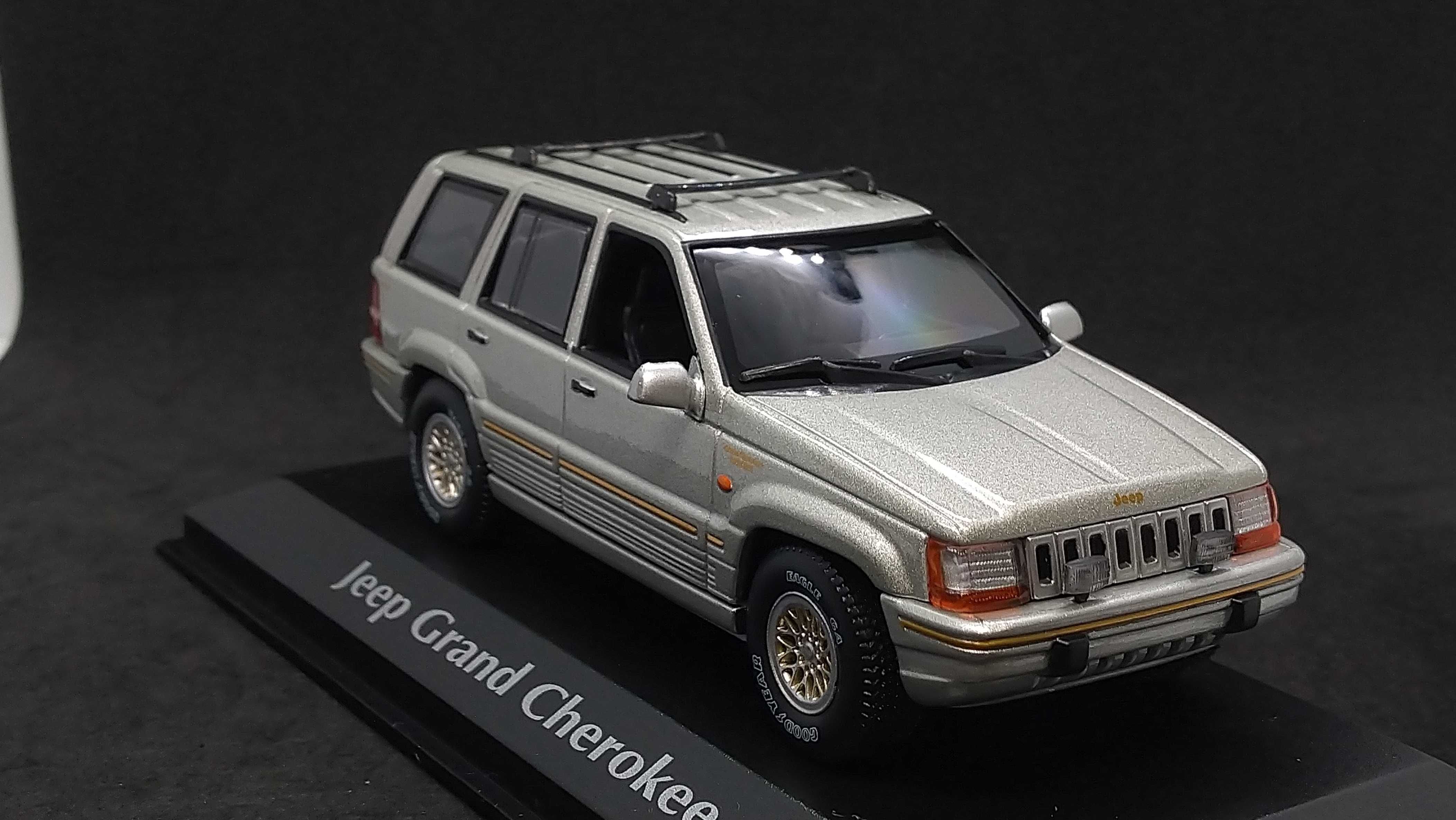 Macheta Jeep Grand Cherokee Maxichamps 1:43 gri