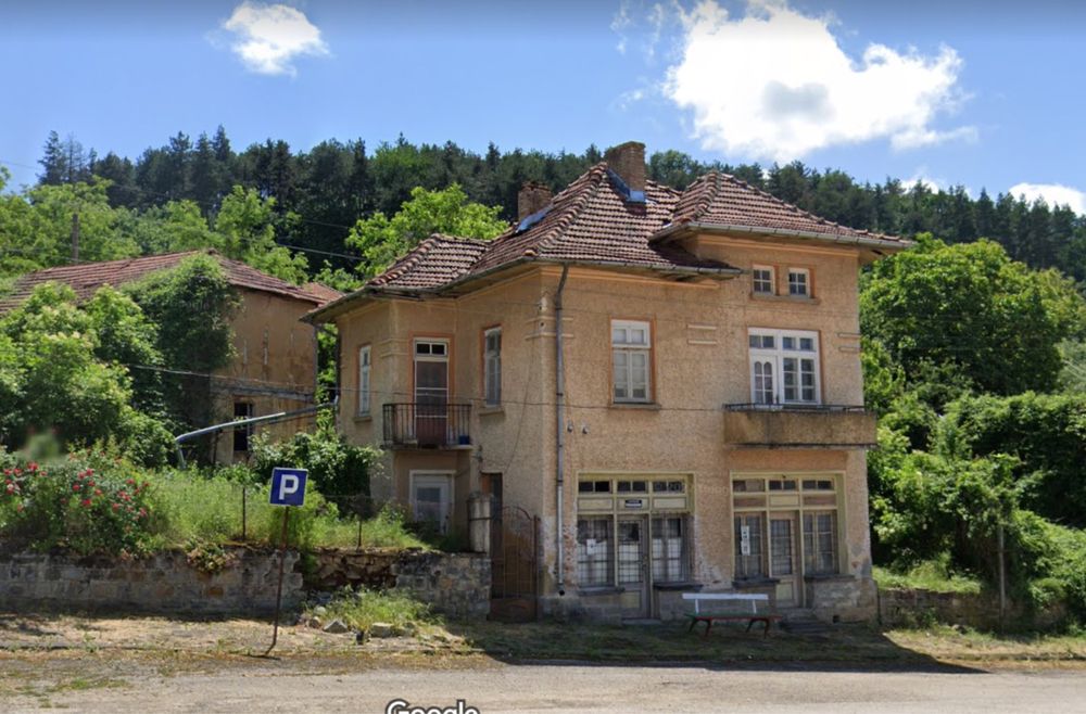 Двуетажна къща в село Микре