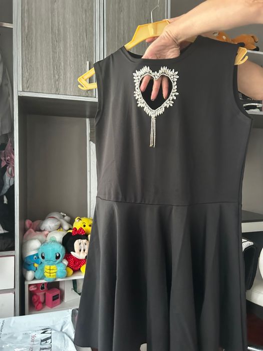 Черна рокля със сърце от камъчета