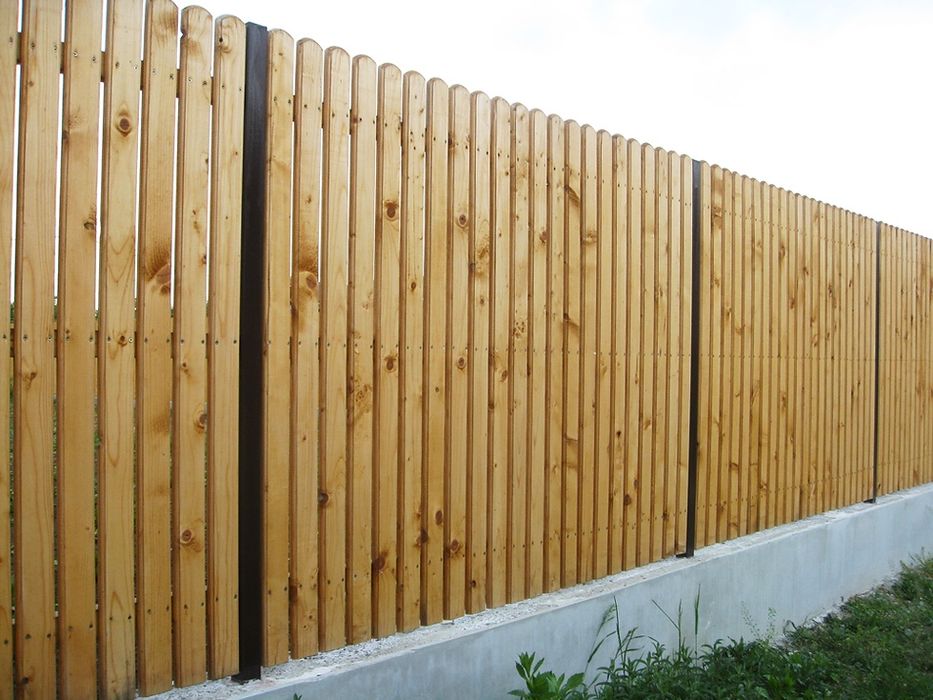 Construim garduri din lemn tras