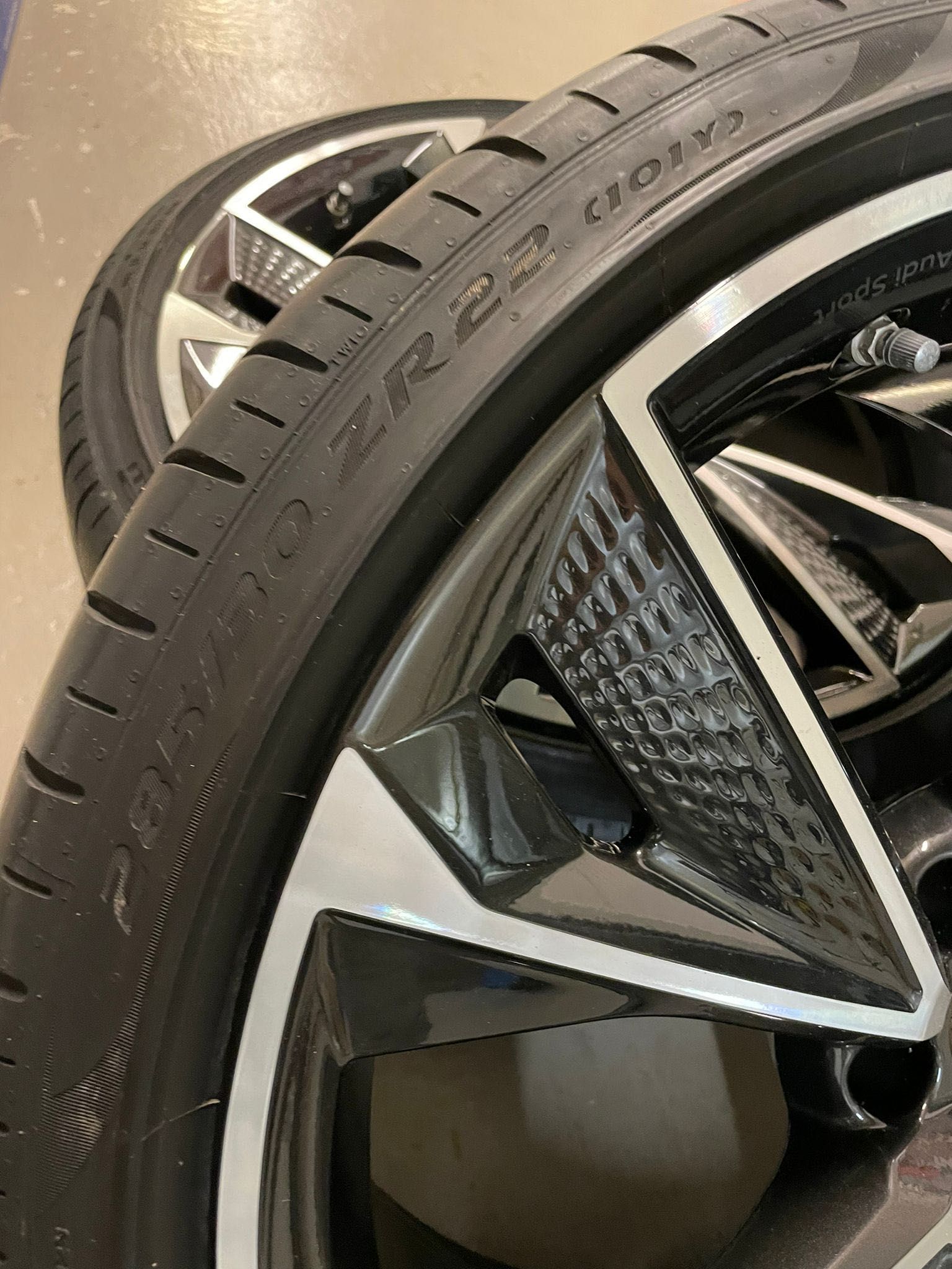 Jante Originale Audi RS7 R22 + anvelope de vara Pirelli P Zero