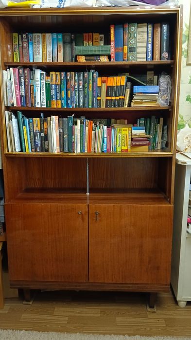 Продаю полированный  книжный шкаф 25 т/т. Вечер. .