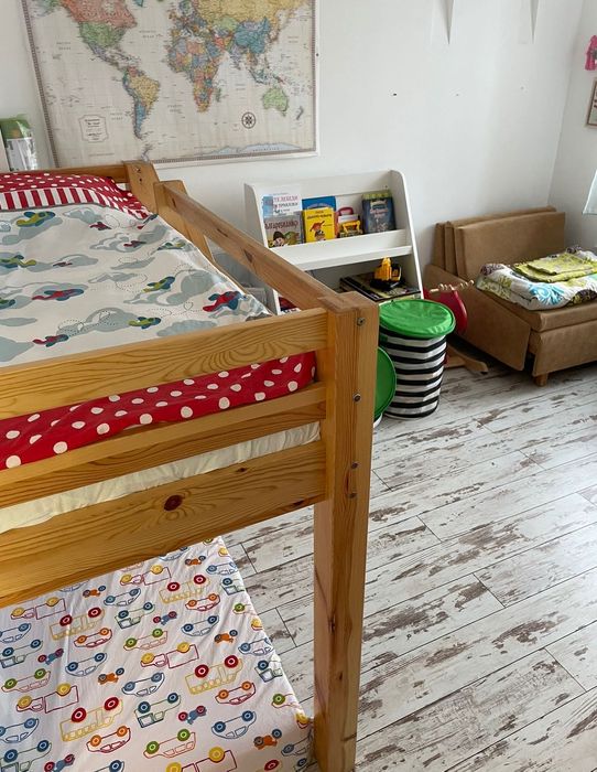Детско дървено двуетажно легло