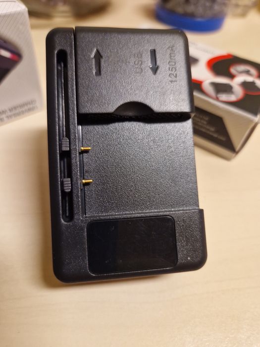 Universal incarcator batery LCD USB