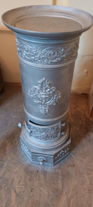 Cuptor soba din fonta veche cu ornamente  .
