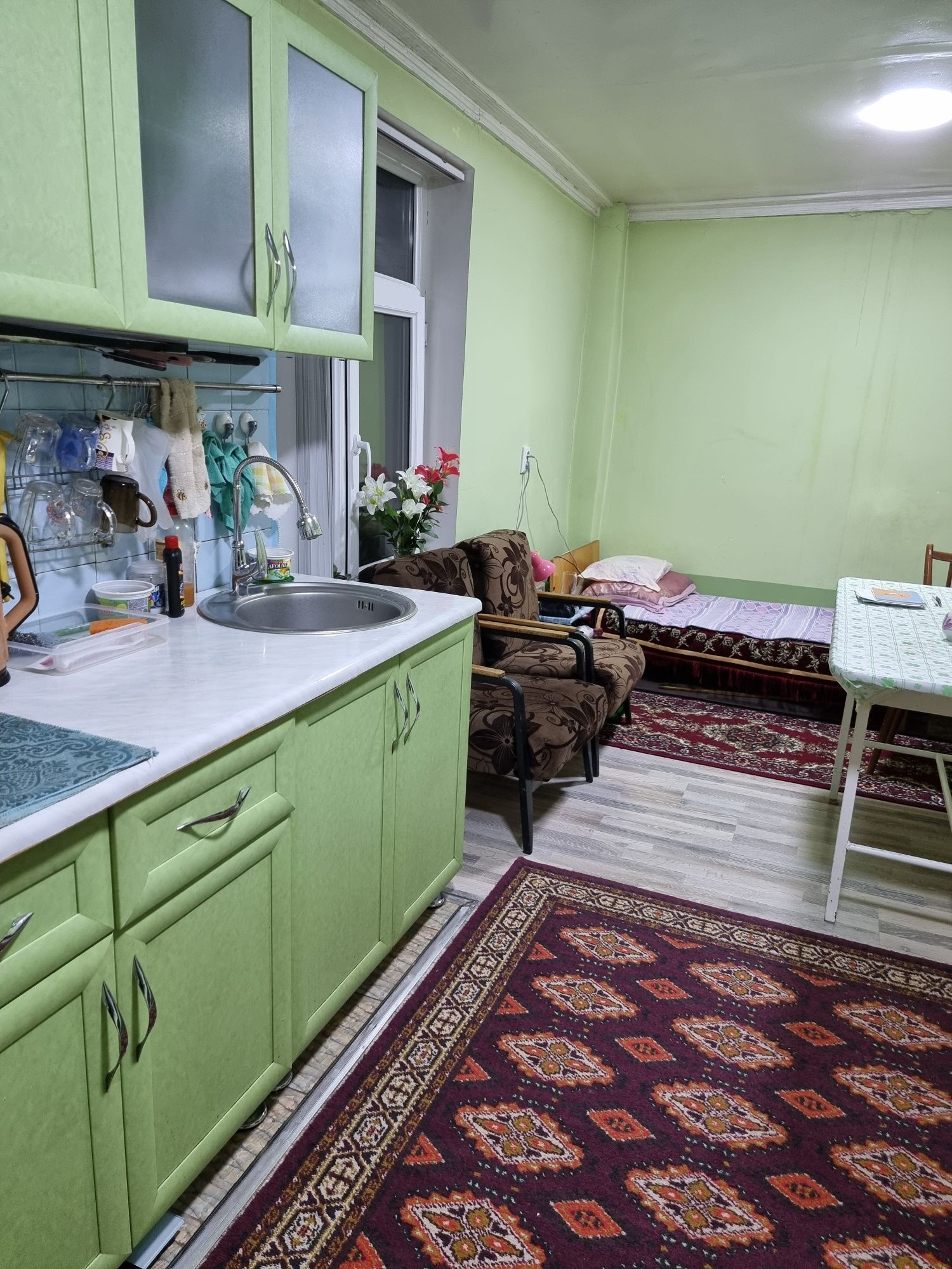 Продаю,коммерческое здание,плюс дом 7 комнат ,12 соток земли