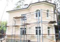 Бригада озбеков выполнят строительные работы