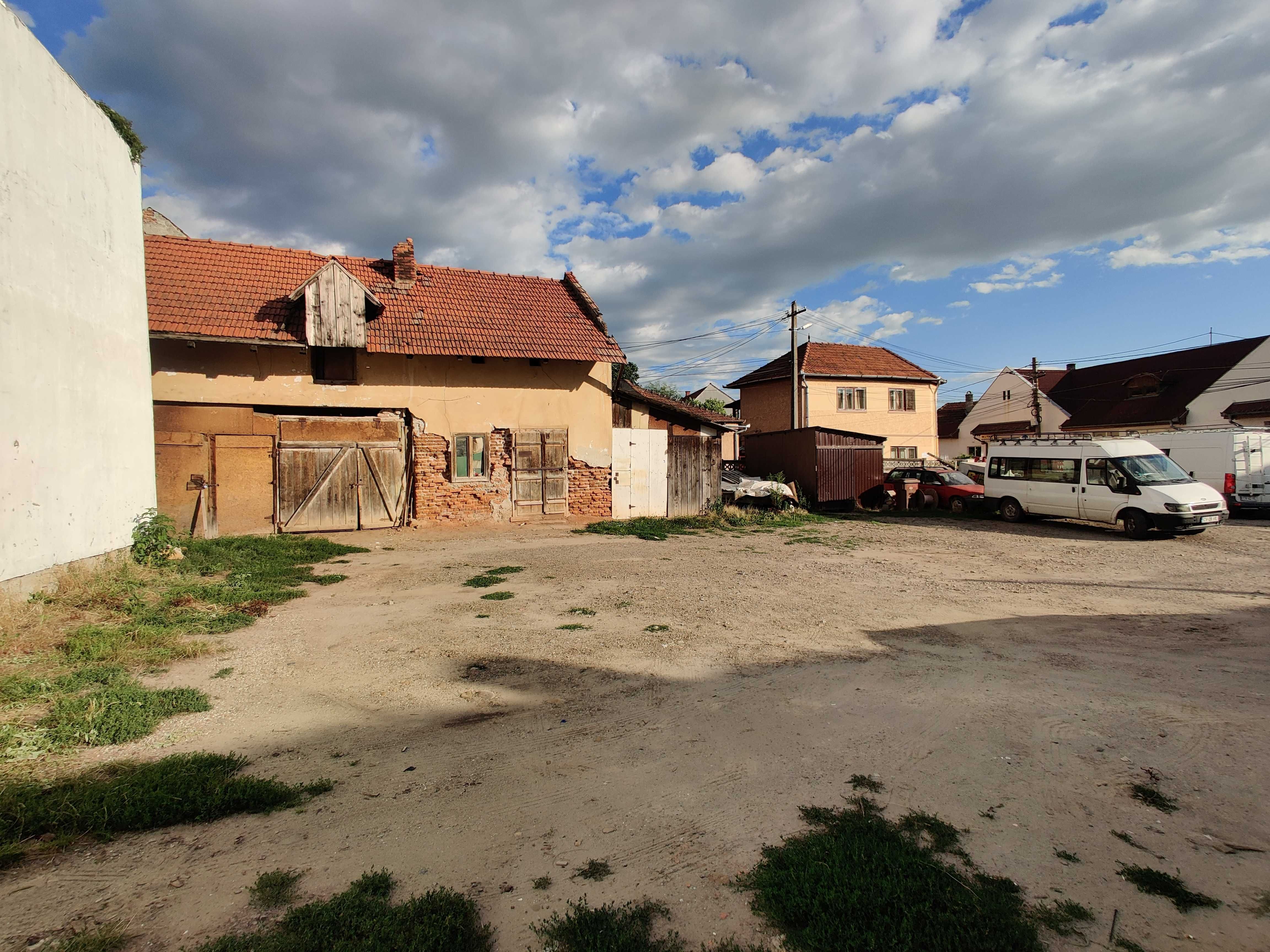 Teren cu casă în centrul orașului Târgu Secuiesc, 929 MP