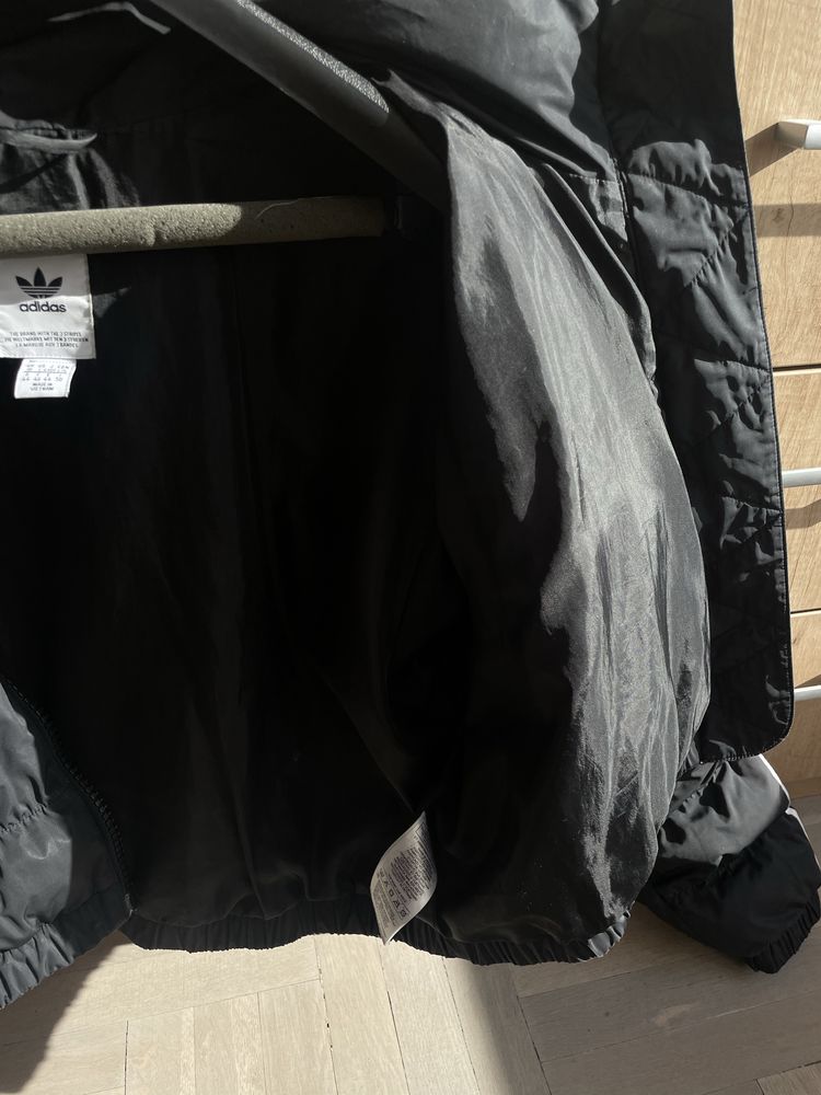 adidas Originals cropped puffer jacket в черно