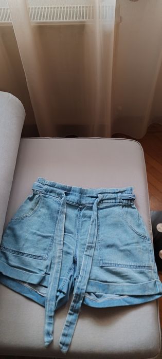 Pantaloni scurți