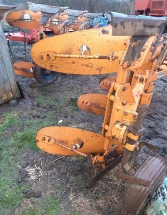 Pluguri huard TR65T cu 2,3 sau 4 brazde