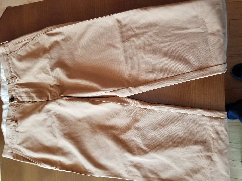 Продавам нов висококачествен мъжки панталон тип дънки - бежов