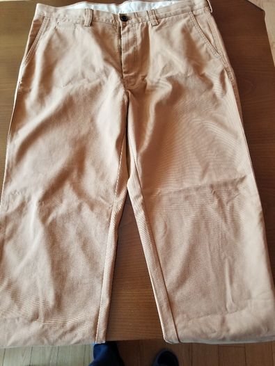 Продавам нов висококачествен мъжки панталон тип дънки - бежов