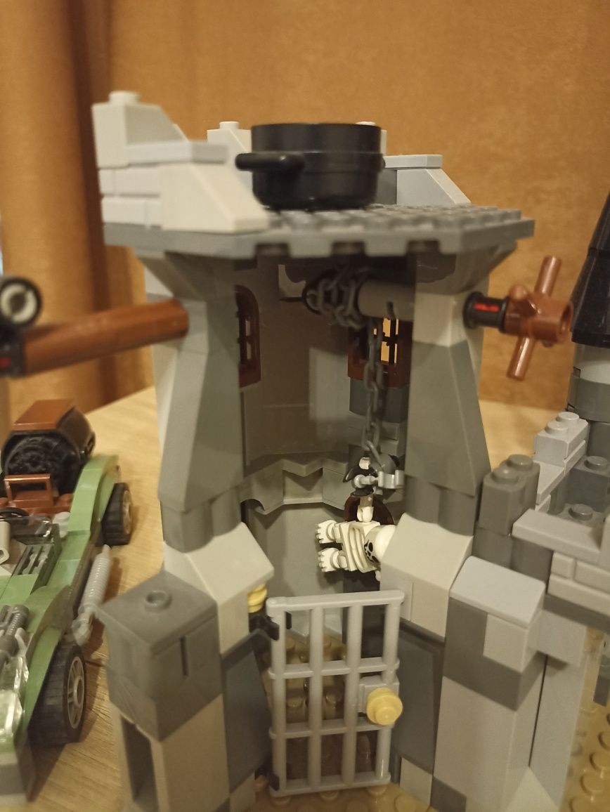 LEGO Monster Fighters 9468 Vampyre Castle
Всички фигурки и инстр