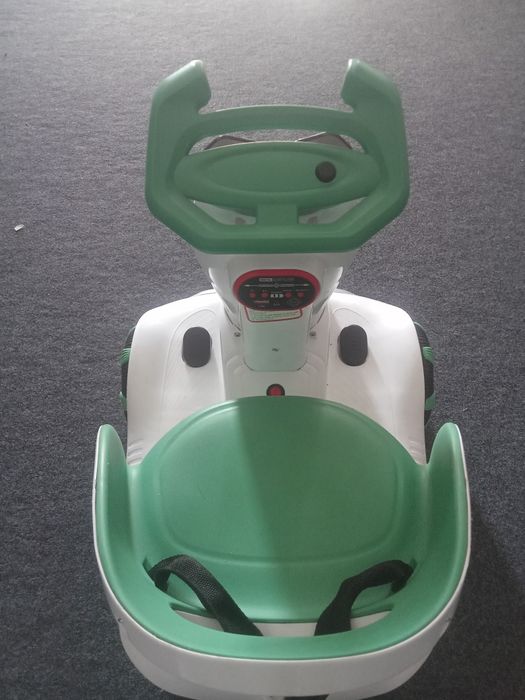 bolalar moshinasi sotiladi