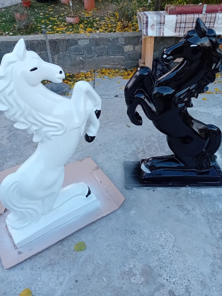 Căluți decorațiuni grădină din ciment alb