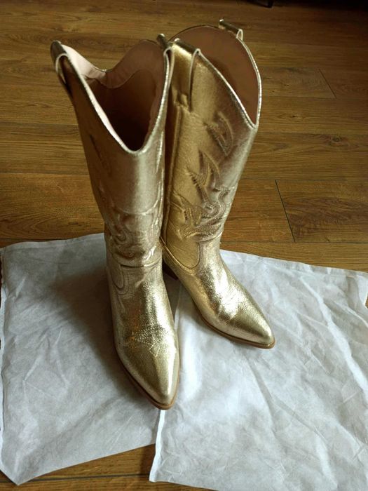 Дамски ботуши в златисто