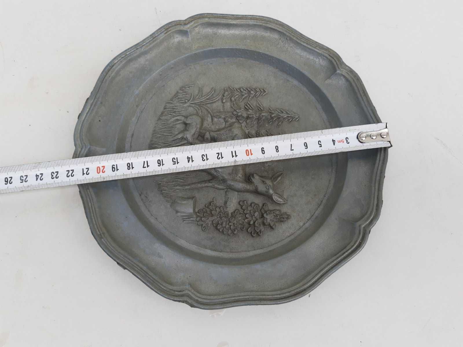 Стара калаена чиния за стена с мотив Сърни. Внос Франция
