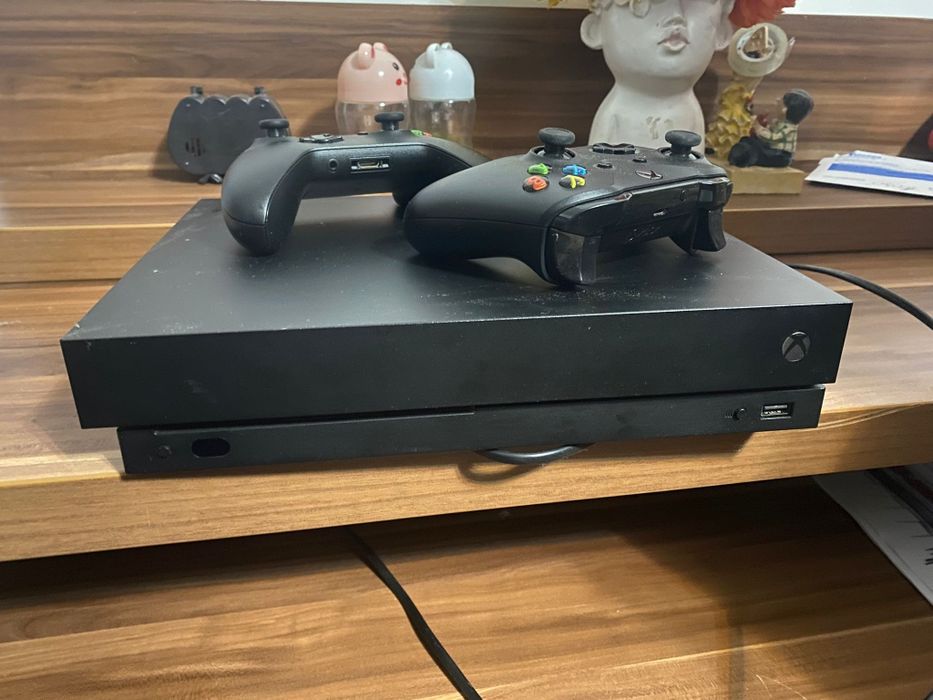 Vând Xbox one x în stare perfectă