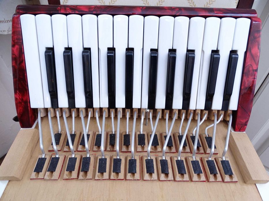 Много запазен стар акордеон Велтмайстер 12 баса