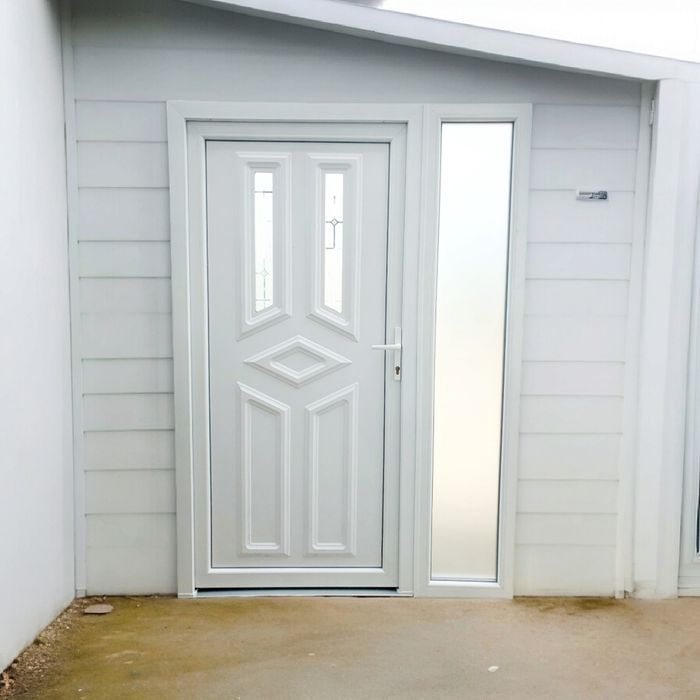 Usa de intrare casa alb termopan pvc disponibil pe stoc