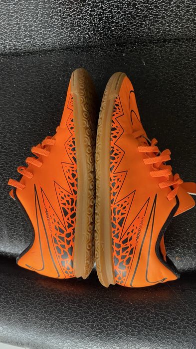 Два удобни модела кожени маратонки на NIKE