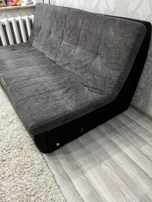 Диван и угол отдам даром.