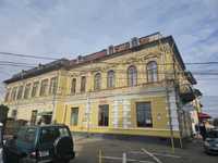 Clădire patrimonială + pensiune + spațiu comercial-Curtea de Argeș