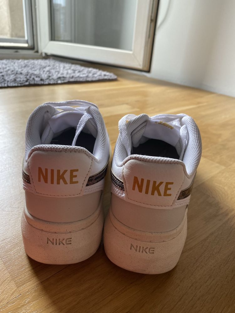 Дамски кецове Nike