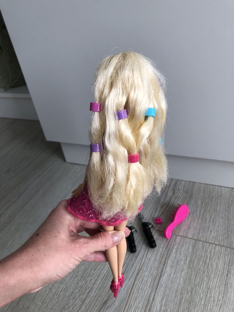 Papusa Barbie Mattel - isi onduleaza parul